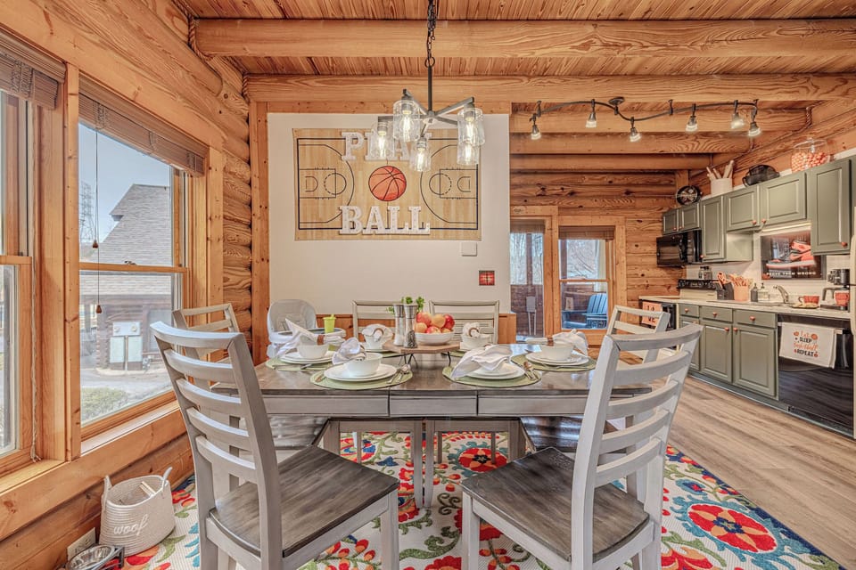 Dining area, perfect for dinners with family and friends!