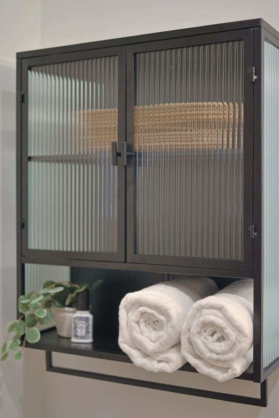 Bathroom Bliss: Chic storage with plush towels and stylish decor for a refreshing retreat!