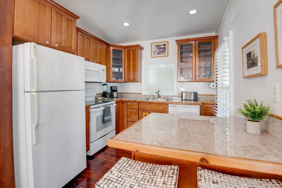 Start your day by enjoying a quick meal at the kitchen counter before heading out to explore the vibrant charm of Key West.