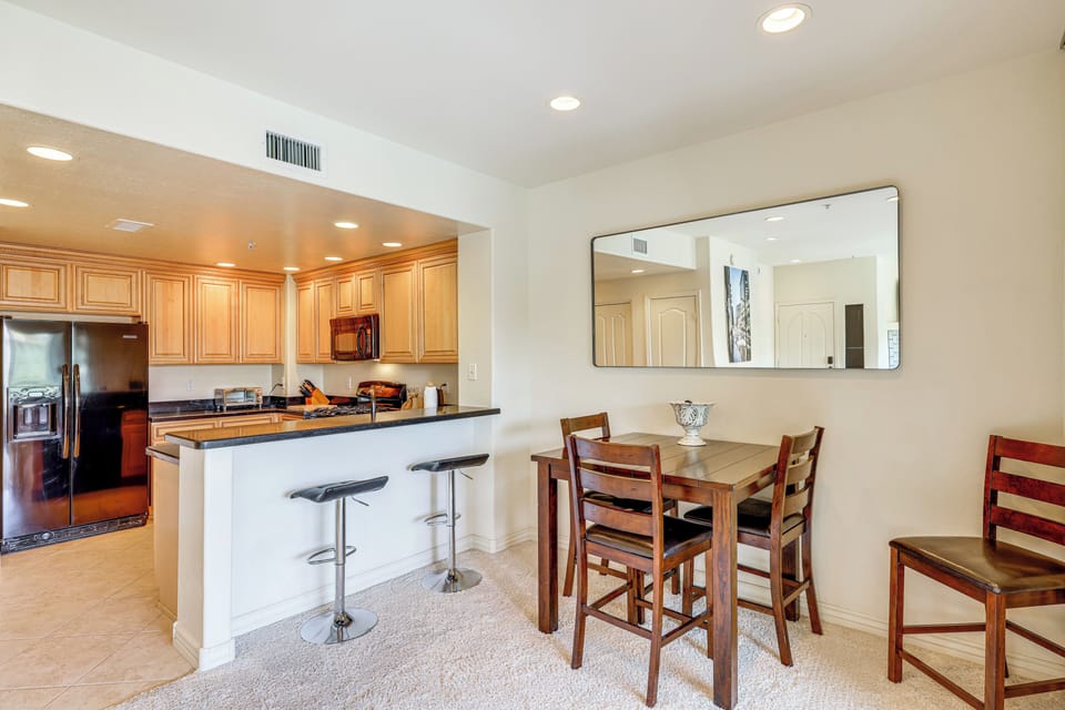 Dining Area | Dishes & Flatware Provided