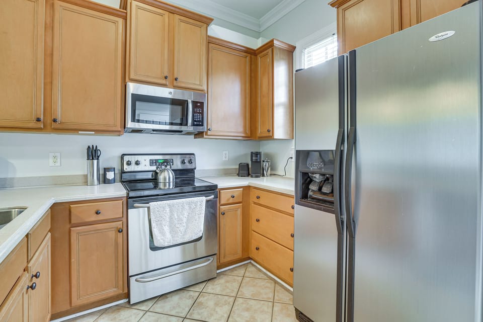 Kitchen | 1st Floor | Single-Cup Keurig Coffee Maker | Toaster | Spices
