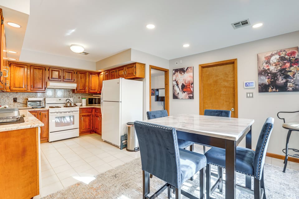 Dining Area | Dishware/Flatware Provided | 1st Floor
