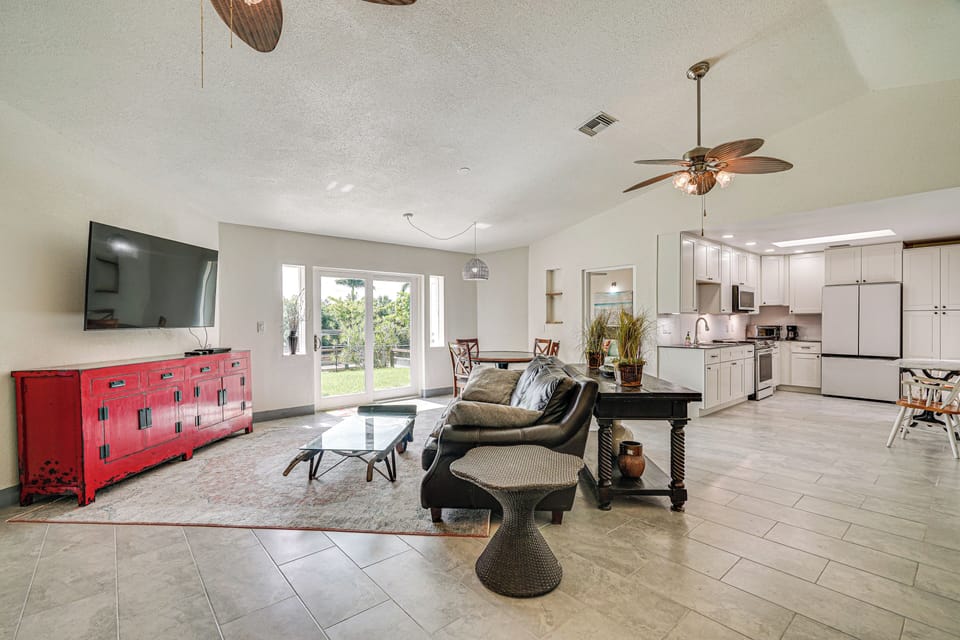 Living Room | Smart TV | Free WiFi | Central A/C & Heating