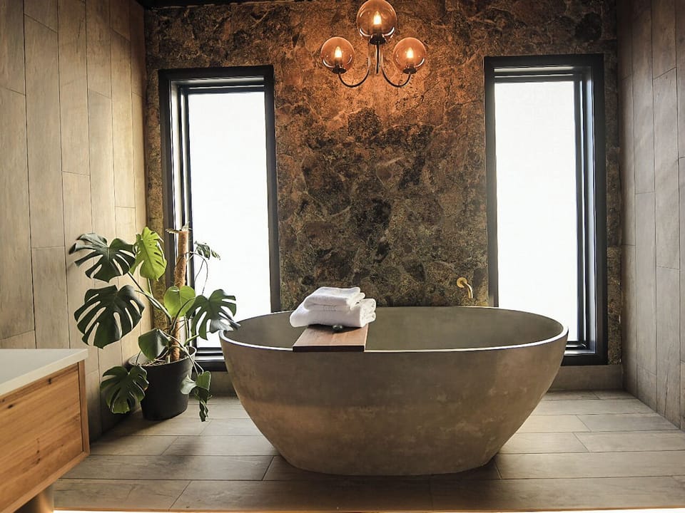 Main bathroom (tub)