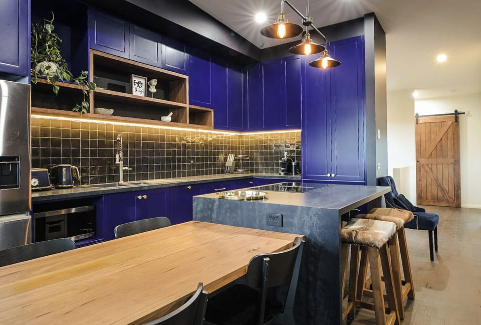 Kitchen and breakfast bar