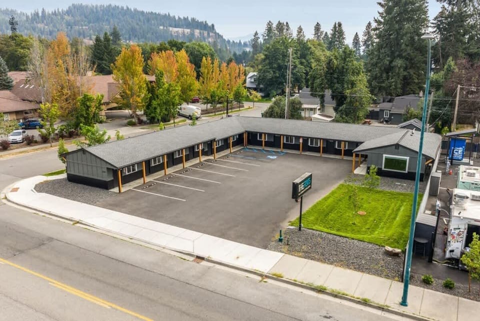 The flats are located on the east side of downtown. Just about a 15 minute walk to all of the best shops, dining, and the lake