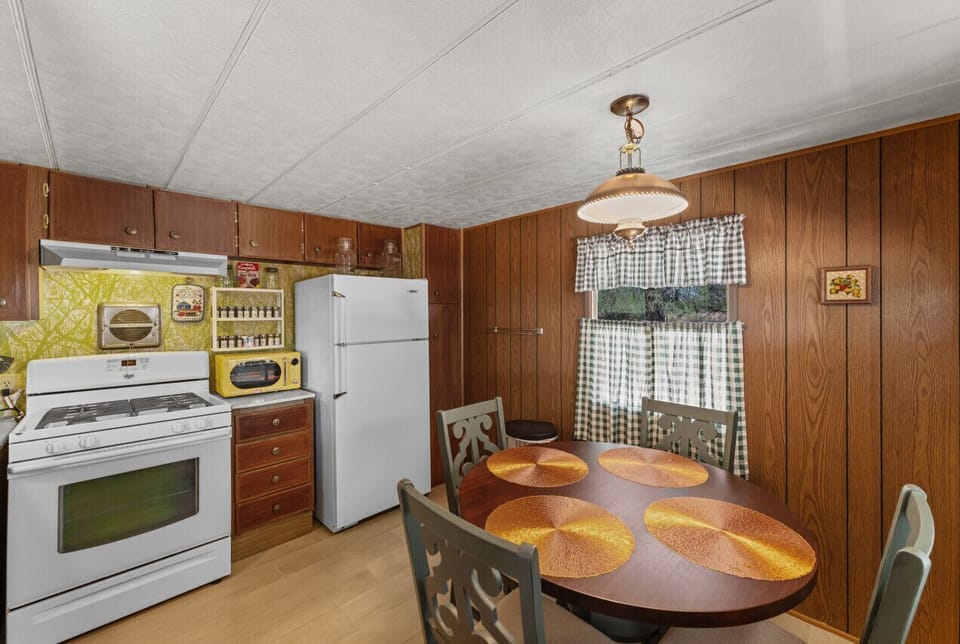 Kitchen & Dining