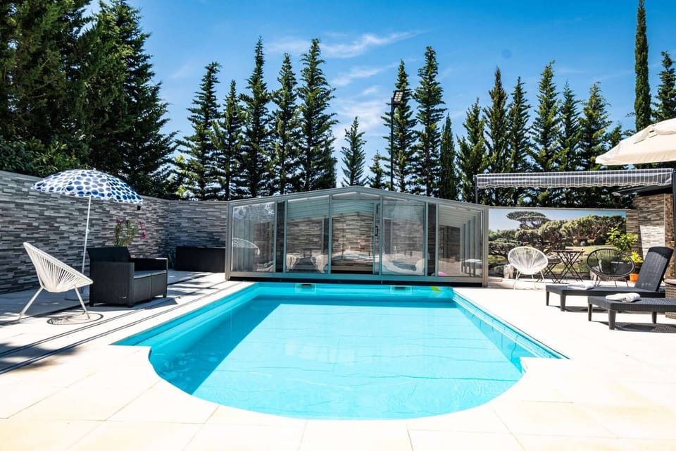 Outside: Heated swimming pool - 4-seater spa - Sauna - 2 showers - Deckchairs + parasols - Terrace with outdoor furniture - Electric vehicle charging station.