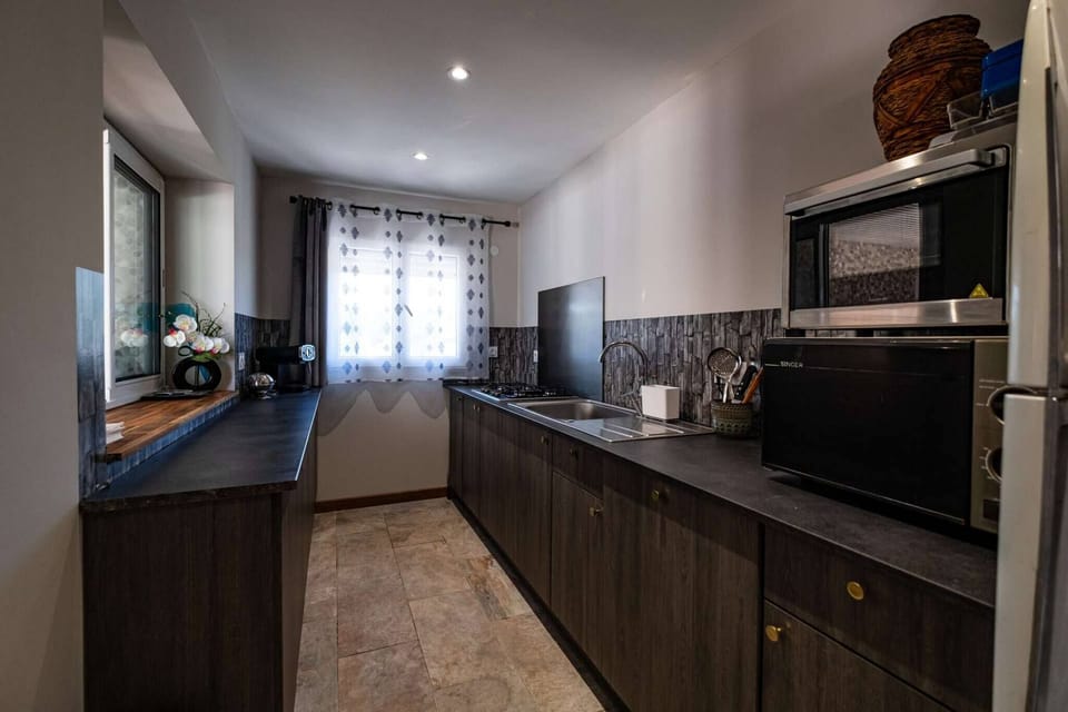 Kitchen with gas hob - oven + microwave - fridge + freezer - dishwasher - toaster - coffee machine - electric kettle - ice maker - blender + blender.