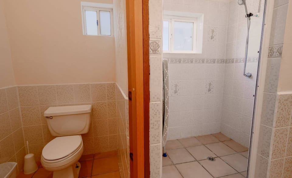 Casa Susie features two full bathrooms for convenient group stays. The second full bathroom helps reduce wait times — perfect for families or small groups sharing the space .