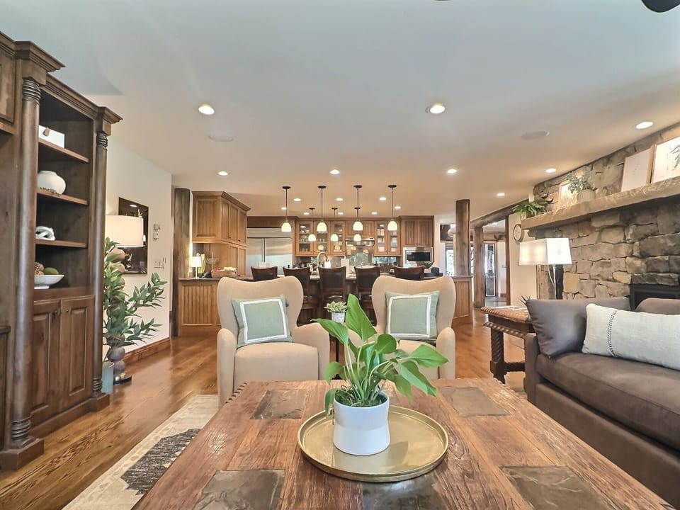 Open Concept Living — Seamless flow between kitchen and living spaces makes gathering effortless for the whole group. 🏡✨