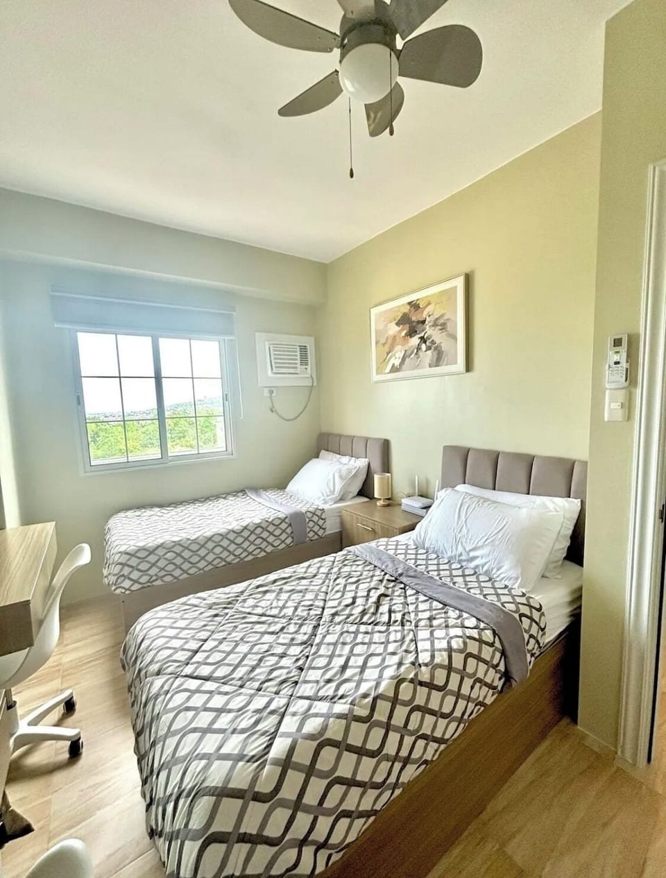 2 single beds with pull-out understorage for extra bed linens