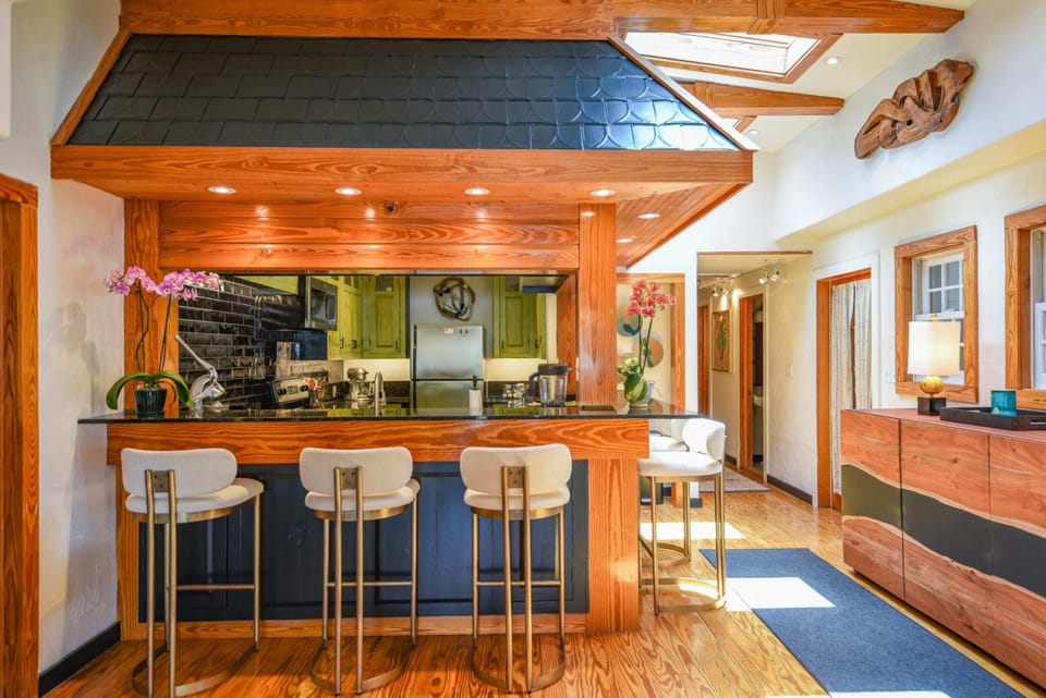 Bar/kitchen sitting area