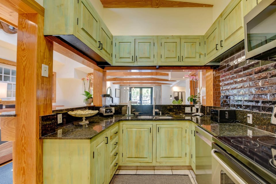 Full kitchen