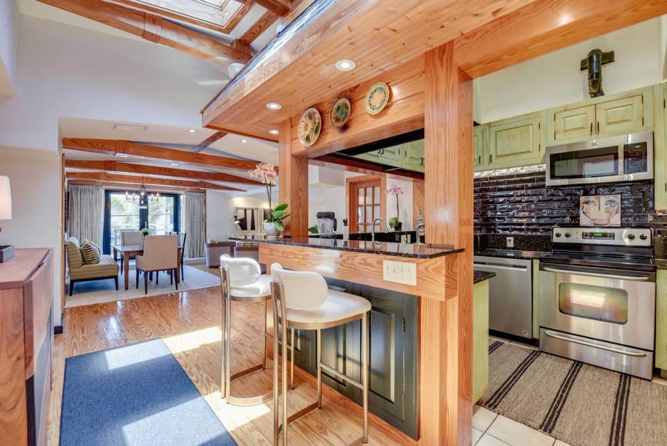 Bar/kitchen sitting area