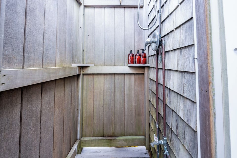 Outdoor shower: seasonal