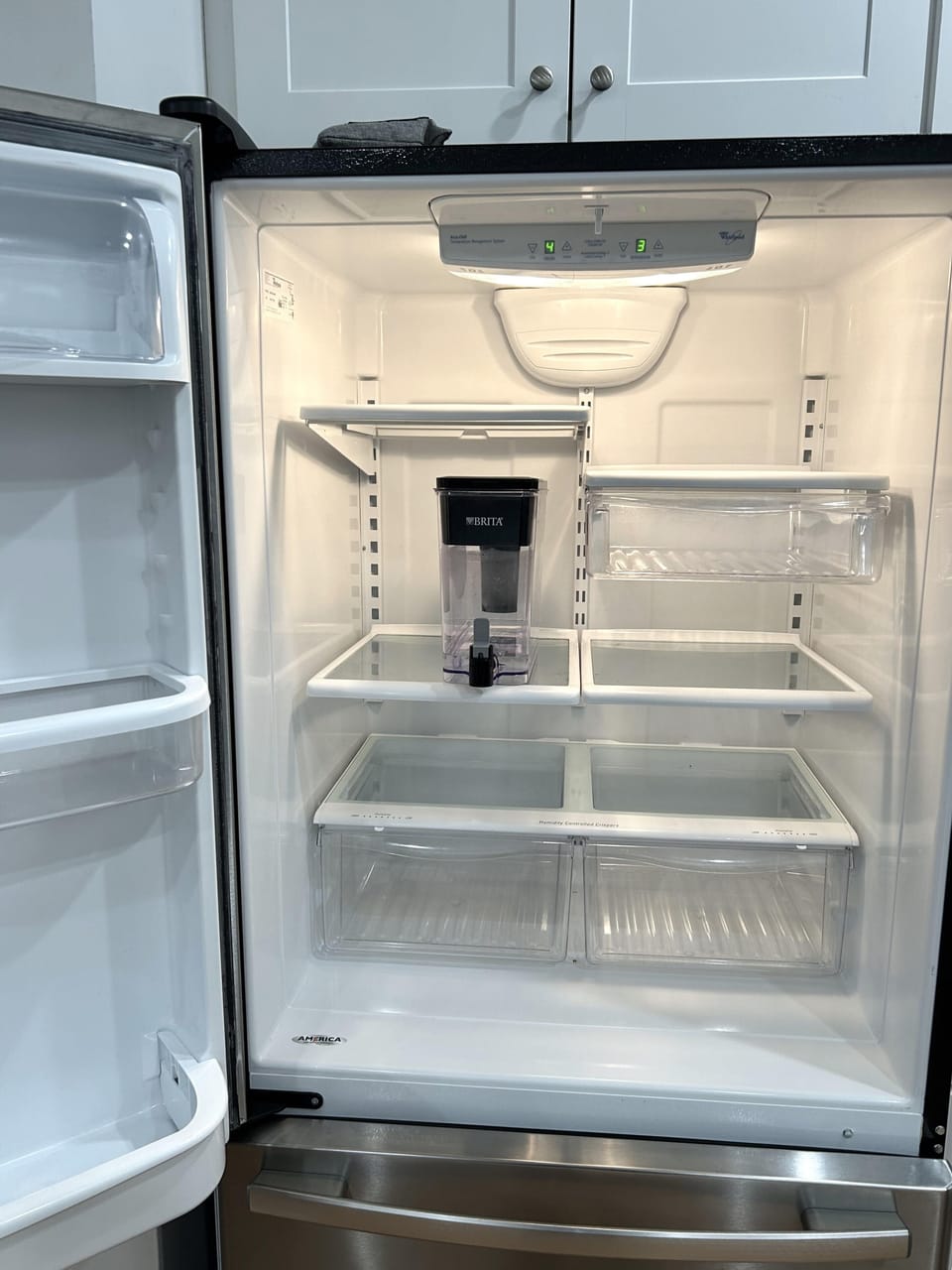 Spacious refrigerator for all your vacation yummies!