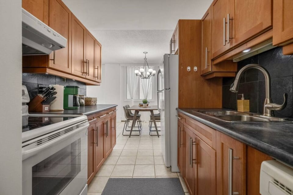 Fully equipped kitchen with knife set, keurig coffee machine (coffee pods included), tea, electric kettle, dishwasher, and more!