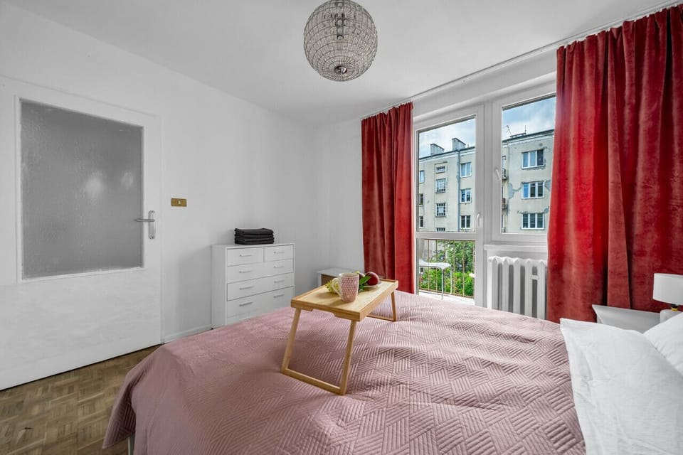 Private Bedroom with Queen Bed | Book Now with RENTUJEMY
