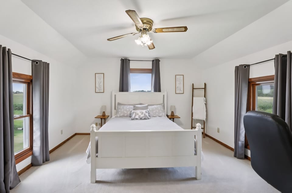 Bedroom with queen bed
