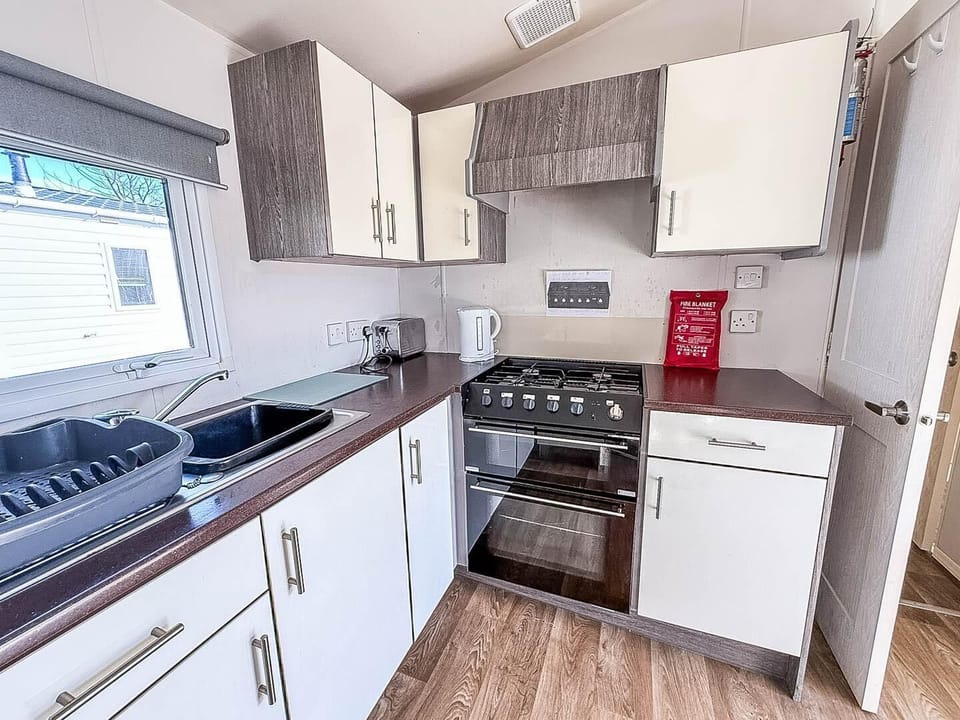 For short stays or caravan holidays Suffolk, Park Holidays UK Broadland Sands is the perfect choice, with cosy caravans featuring comfortable kitchens and proximity to Lowestoft East Anglia's top attractions.