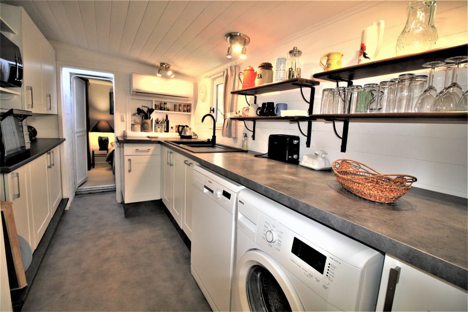 THE FITTED KITCHEN