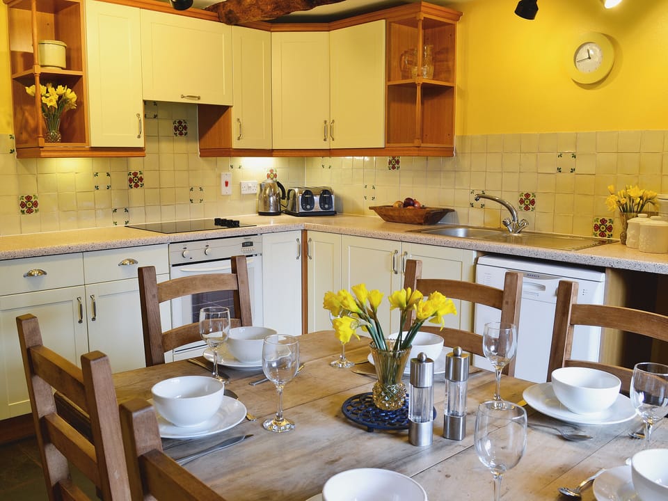 Kitchen/diner | Wheeldon Farm Adventure Cottages - Poppy, Halwell, nr. Totnes