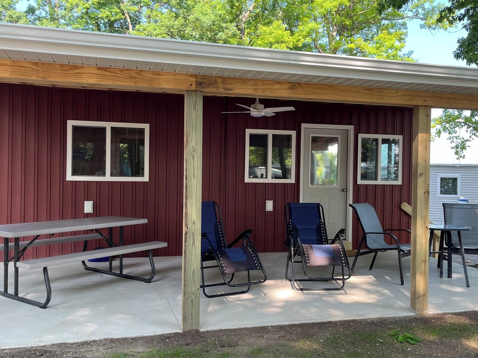 Newly remodeled cottage with all knotty pine walls. Beautiful and comfy.
