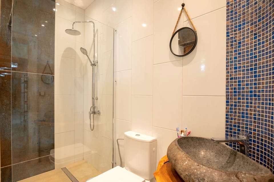 Contemporary shower room