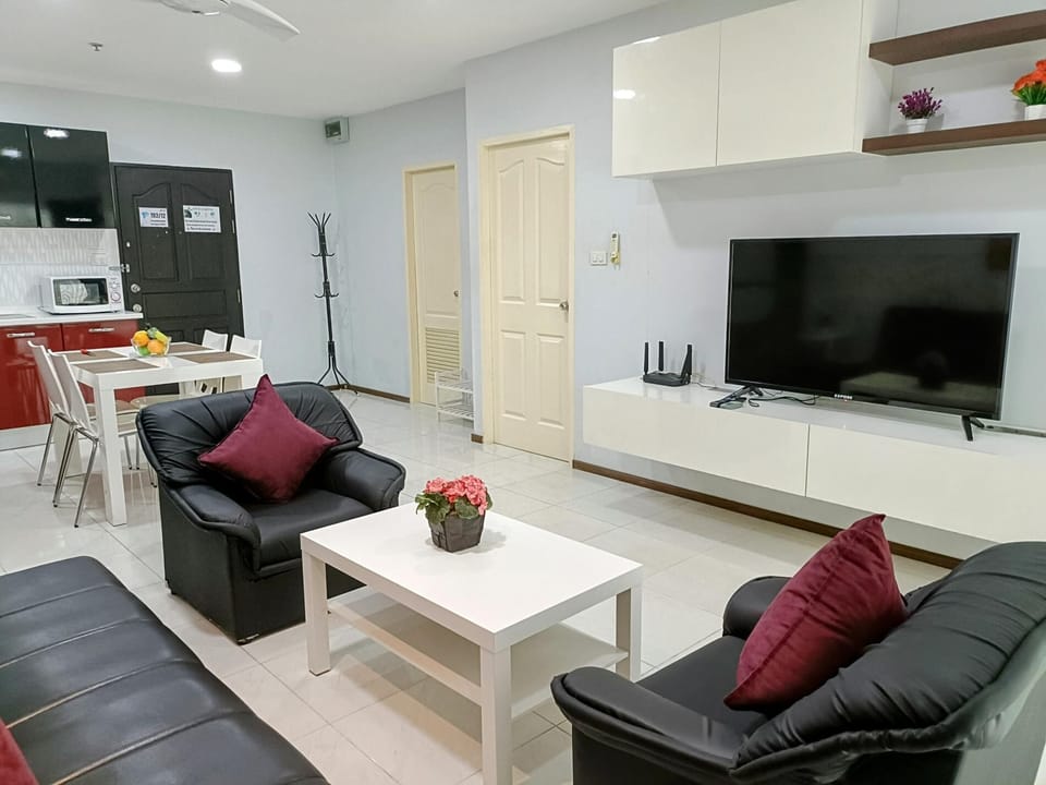 Central Patong apartment, close to everything! (12960)