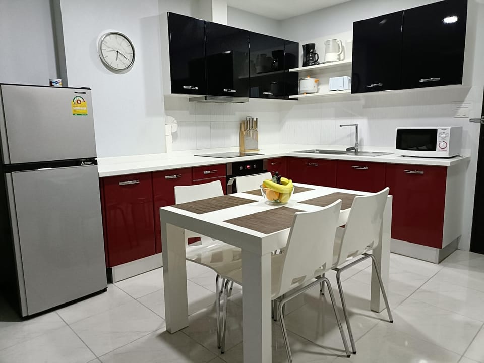 Central Patong apartment, close to everything! (12964)