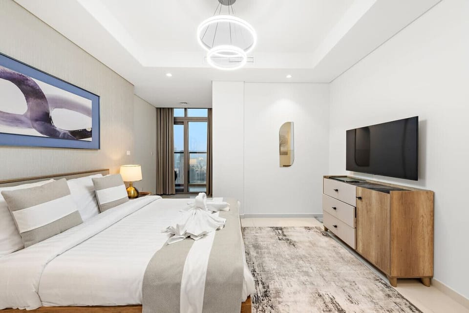 Master Suite: Enjoy stunning views and elegant decor in a spacious retreat for relaxation!