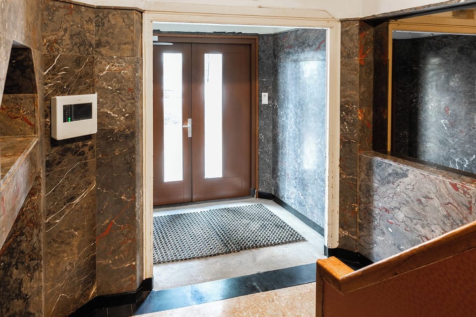 A luxurious entryway with polished stone walls and flooring, exuding opulence and welcoming visitors into a sophisticated environment.
Verblijf betaalbaar in een stijlvolle studio bij Apartement Hotel Tilburg, perfect gelegen voor uitstapjes naar de Efteling, Beekse Bergen of het centrum.