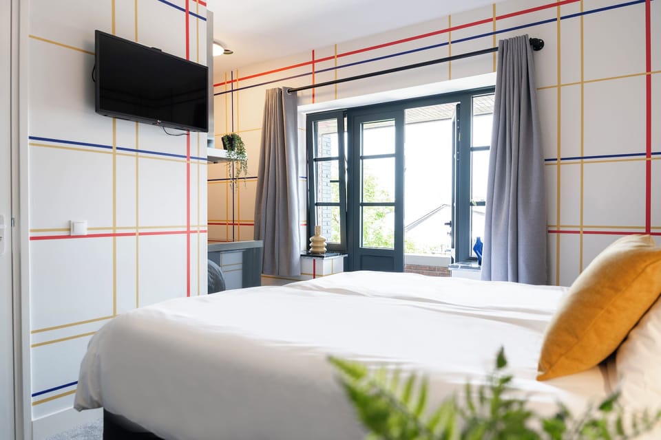 Bold colors and unique patterns transform this bedroom into a true work of art.

Verblijf betaalbaar in een stijlvolle studio bij Appartement Hotel Tilburg, perfect gelegen voor uitstapjes naar de Efteling, Beekse Bergen of het stadscentrum.