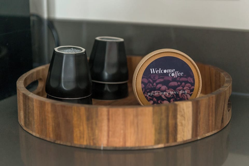 Welkom bij Bed en Koffie Central in Hotel Centrum Tilburg! Geniet van je goedkope studio appartement met nieuwe keuken en badkamer – inclusief een warme welkomskoffie na je bezoek aan de Efteling of Safaripark Beekse Bergen.