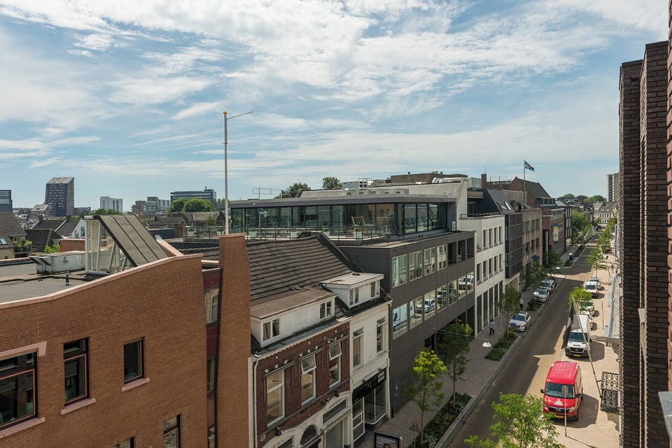The rich history of the building ,  depicting various forms of transportation throughout the years

Blijf centraal en bespaar geld bij Hotel Tilburg! Ideaal voor Efteling avonturen, Beekse Bergen uitstapjes, of het verkennen van Tilburg zelf.
