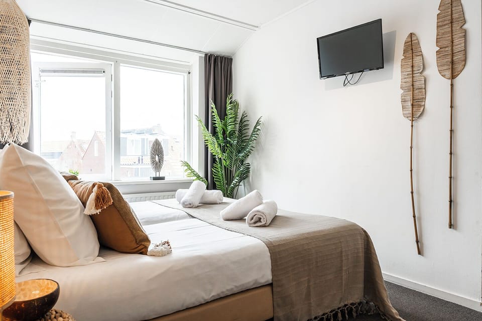 Beach holiday Netherlands – Wake up near the dunes in our charming Zoutelande room
Strandvakantie Nederland – Word wakker bij de duinen in onze sfeervolle kamer in Zoutelande
Strandurlaub Niederlande – Erwachen Sie in den Dünen in unserem charmanten Zimmer in Zoutelande