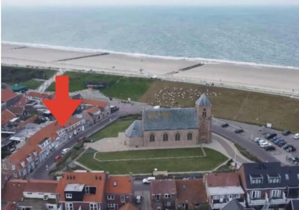 Vanuit je accommodatie in Zoutelande wandel je zó het strand op – perfect voor een rustige strandvakantie in Nederland.
Von Ihrer Unterkunft in Zoutelande sind es nur wenige Schritte bis zum Strand – perfekt für einen ruhigen Strandurlaub in den Niederlanden.
From your accommodation in Zoutelande, it’s just a few steps to the beach – ideal for a peaceful beach holiday in the Netherlands.