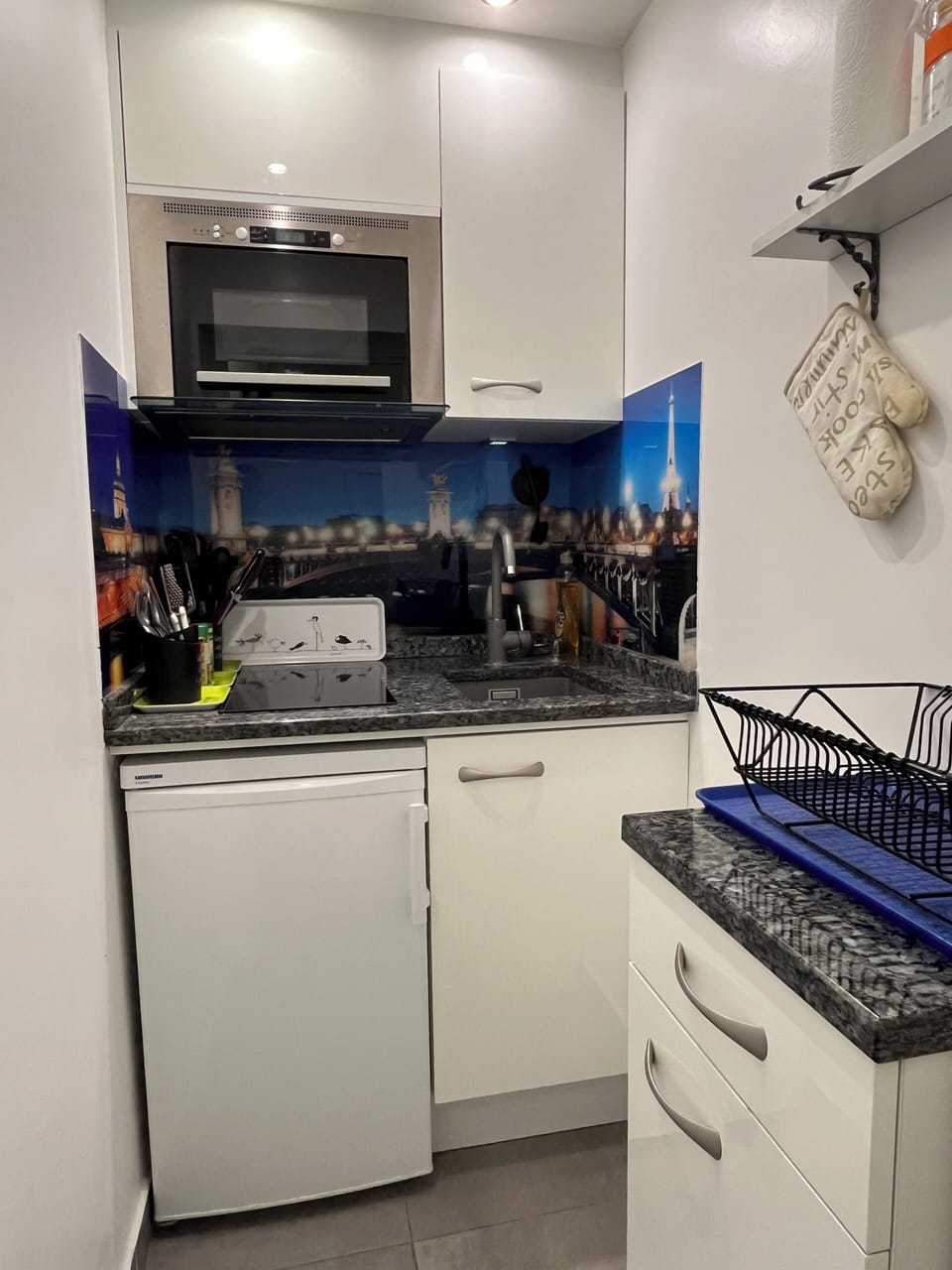 Kitchen with amenities