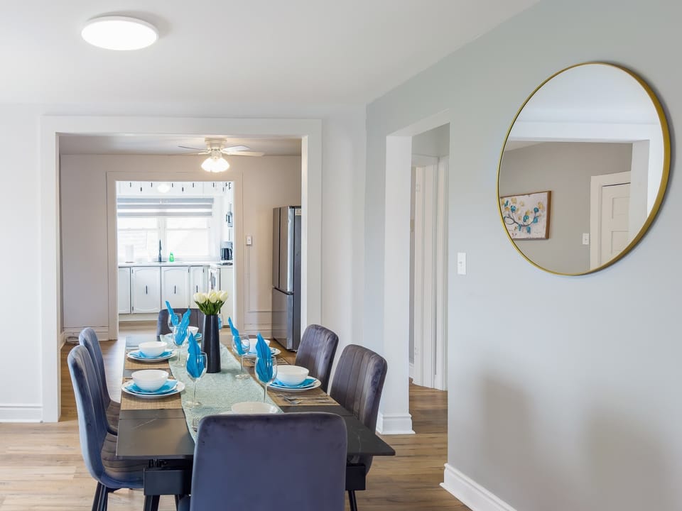 Large Capacity Dining Table