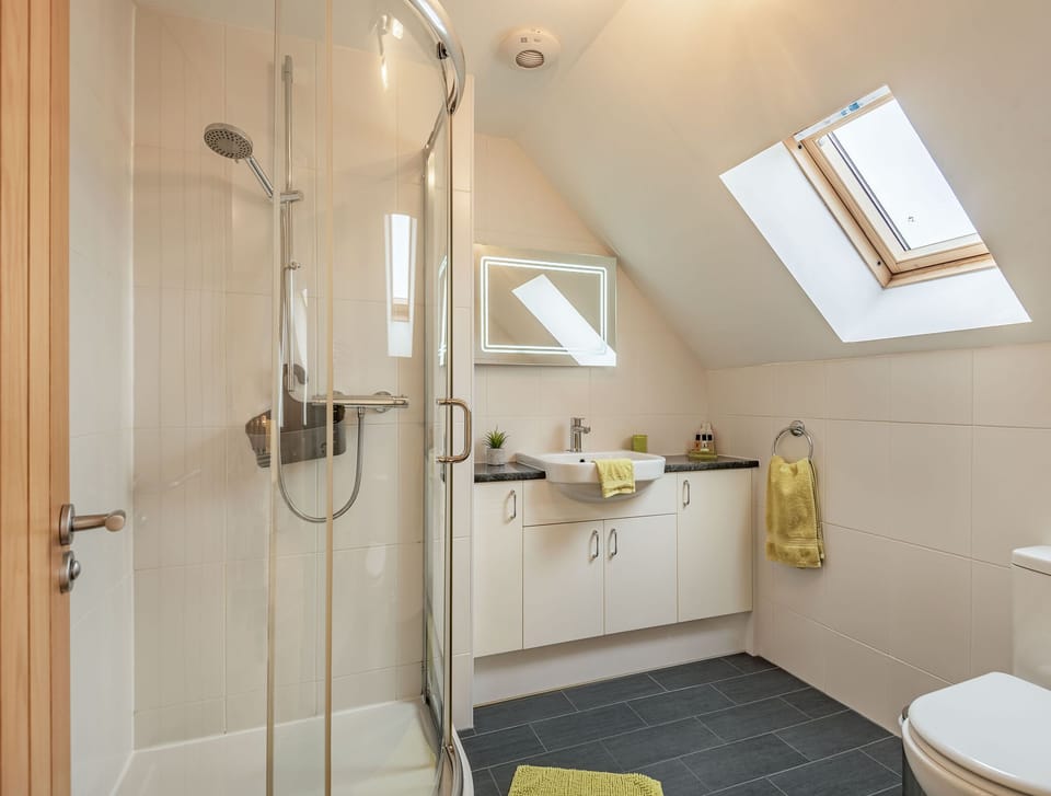 Shower room | Cwt Drecs - Penrhyn Farm Cottages, Llanfwrog, near Holyhead