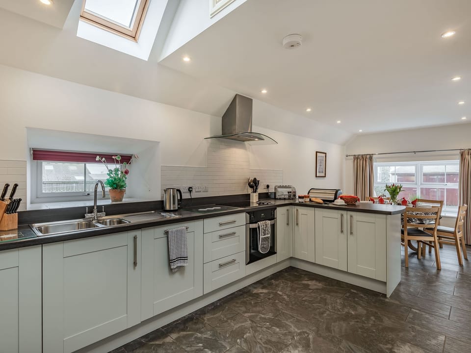 Kitchen | Cwt Drecs - Penrhyn Farm Cottages, Llanfwrog, near Holyhead