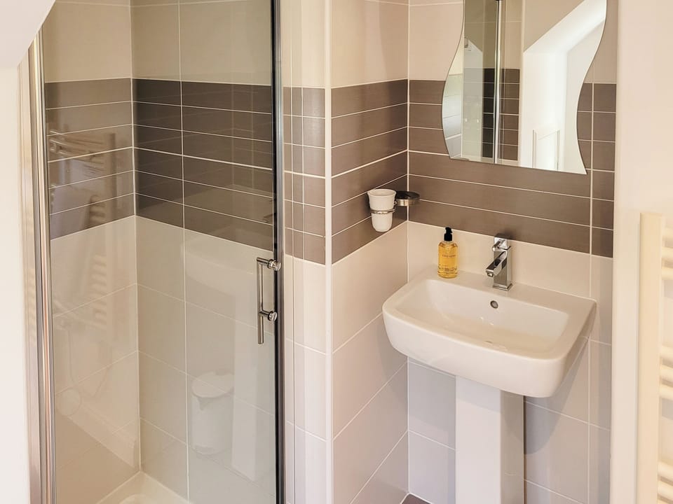 Shower room/toilet downstairs | Tawny Cottage, Wester Essendy near Blairgowrie