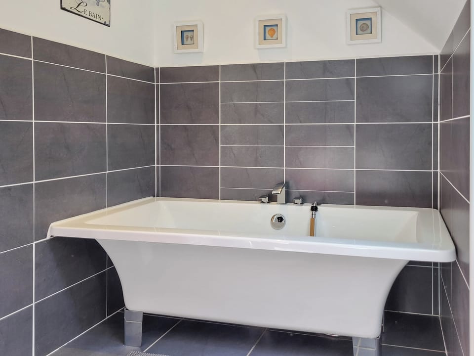 Bathroom | Tawny Cottage, Wester Essendy near Blairgowrie