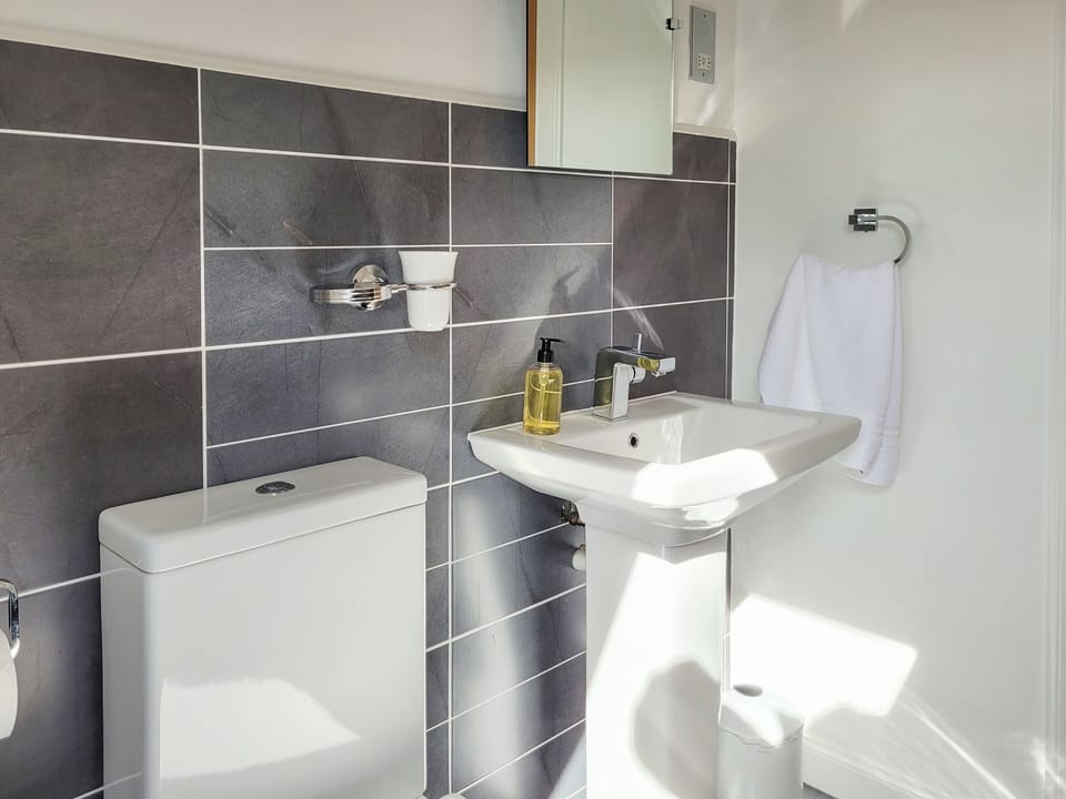 Bathroom | Tawny Cottage, Wester Essendy near Blairgowrie