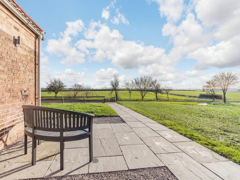 Sitting-out-area | The Piggery - Little Corkhill Farm Holidays, Newark