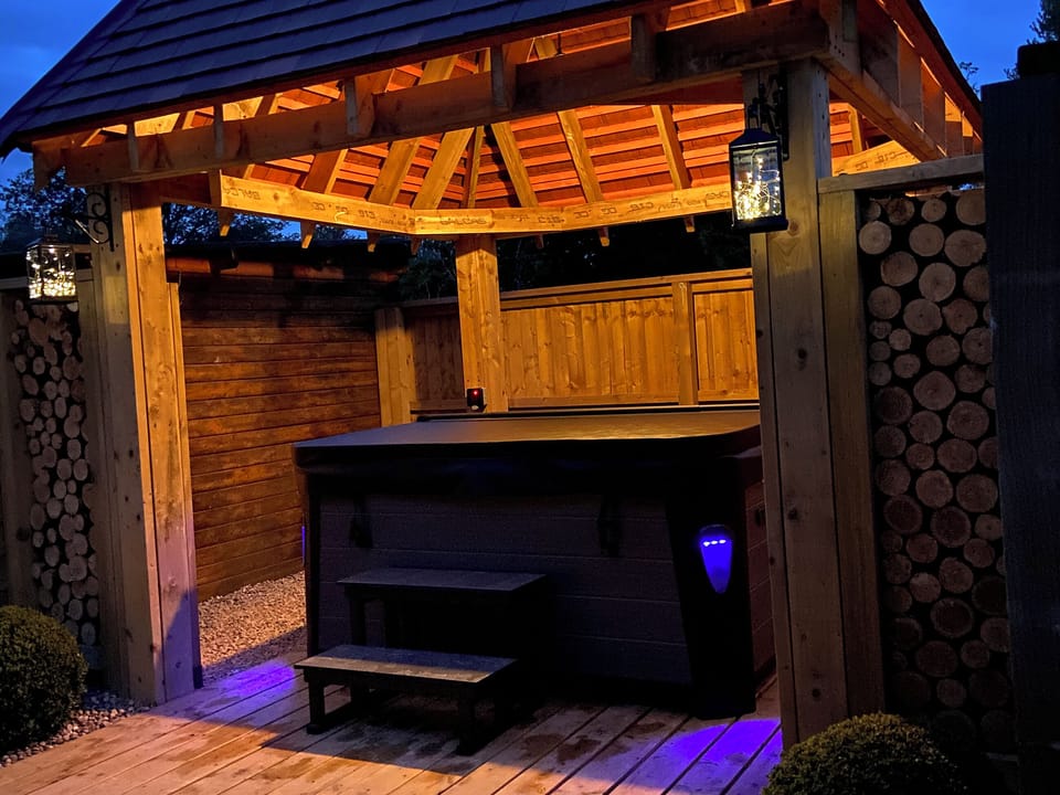 Hot tub | Bramble Cottage, South Cerney, near Cirencester