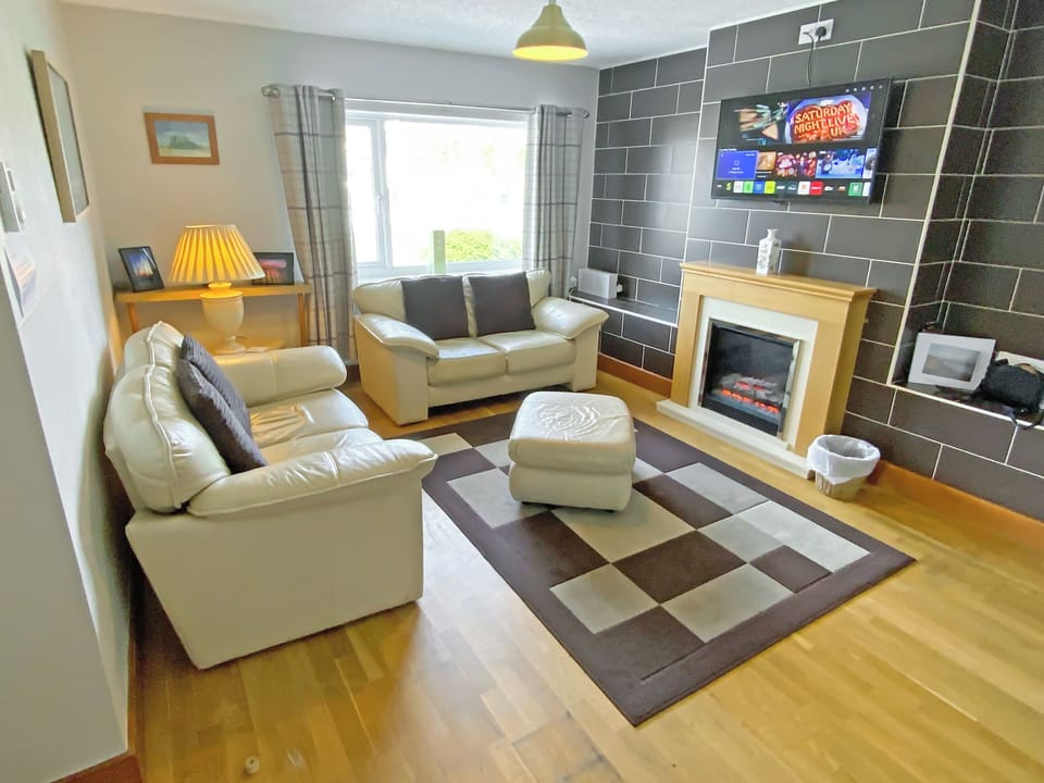 Living room/dining room | The Five Fishers, Beadnell