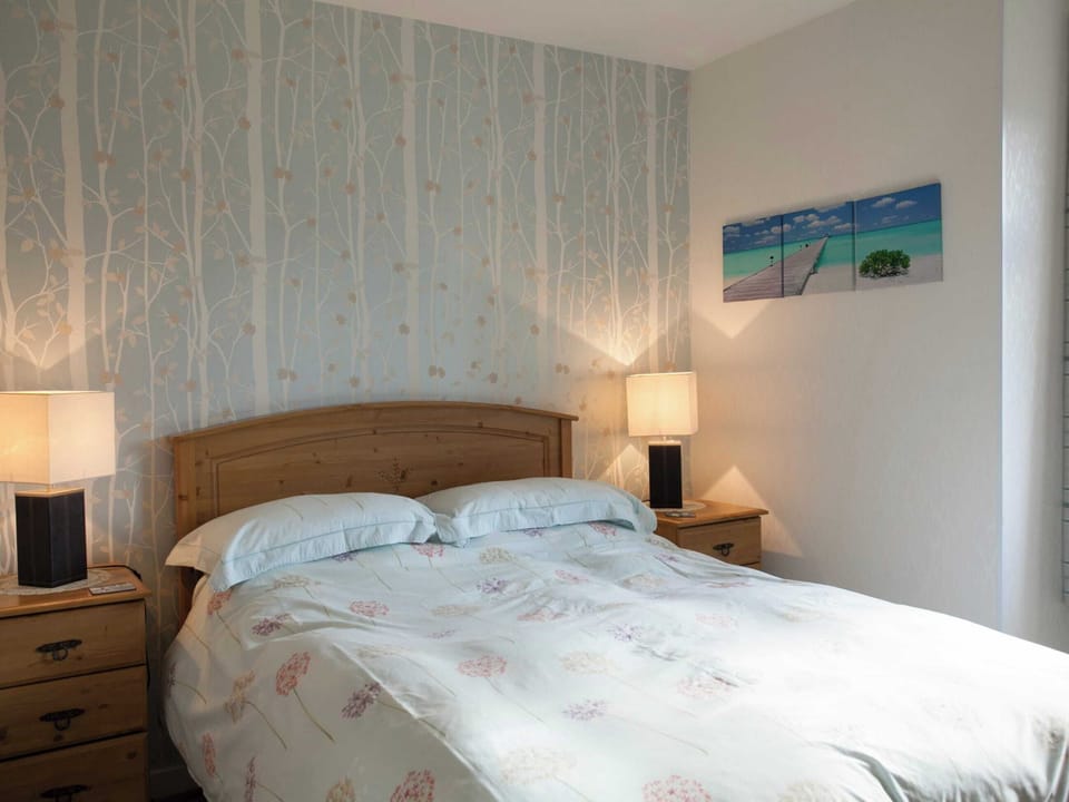 Comfortable second double bedroom with en-suite | Strone Farm House, Banavie, Fort William