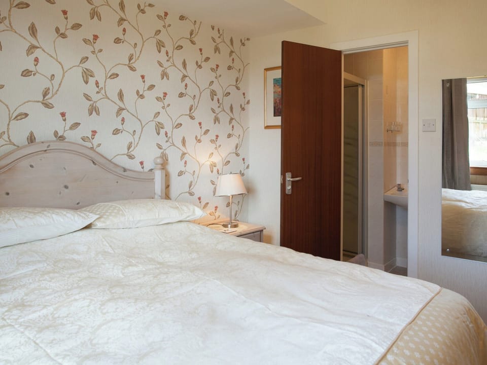 Peaceful double bedroom with en-suite | Strone Farm House, Banavie, Fort William
